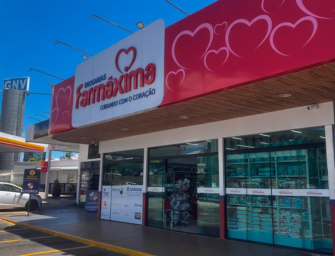 Fachada da Drogarias Farmáxima vista de frente, com o letreiro vermelho e estampa de corações